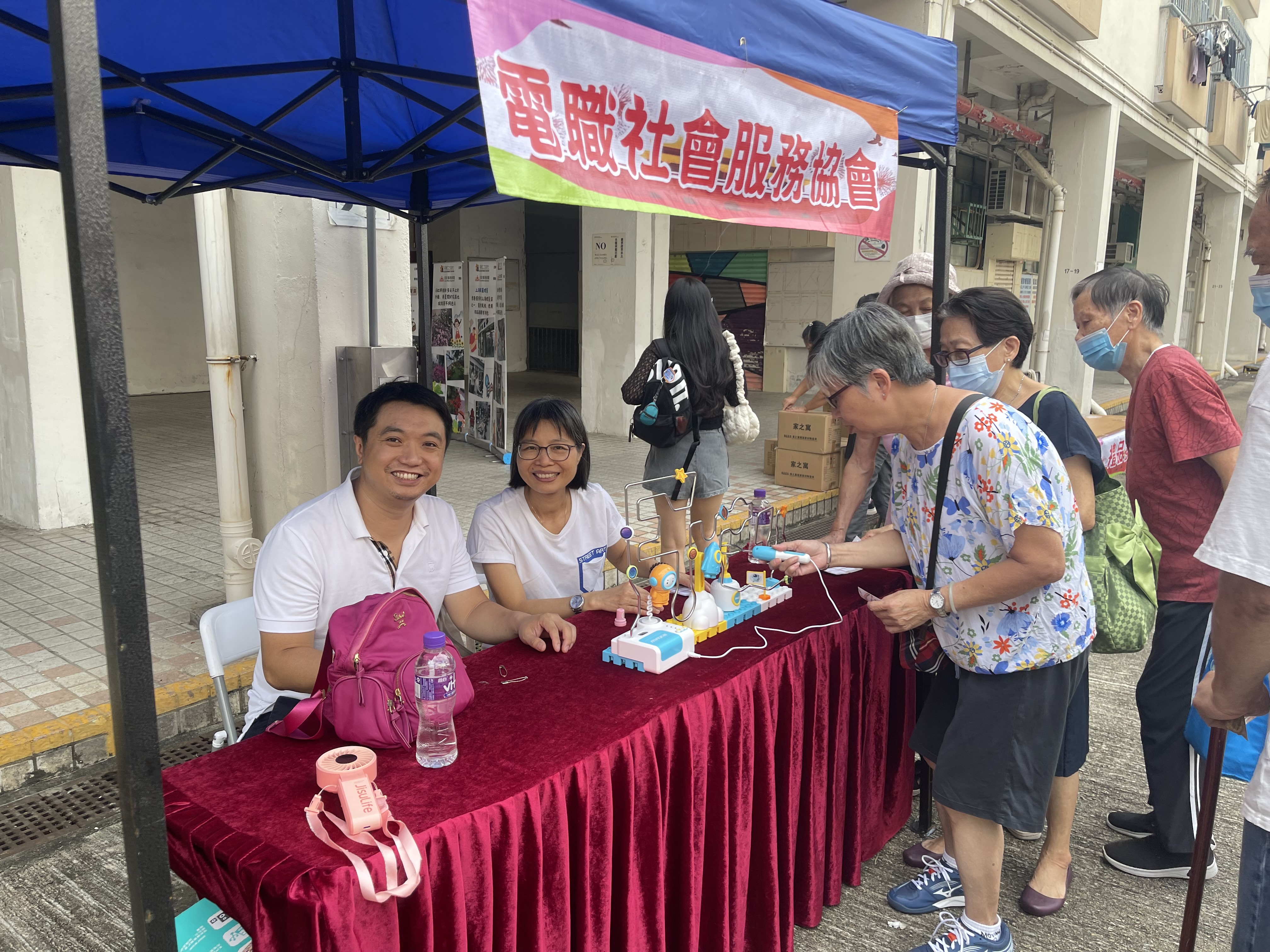 「迎國慶75週年彩虹縯紛嘉年華」攤位