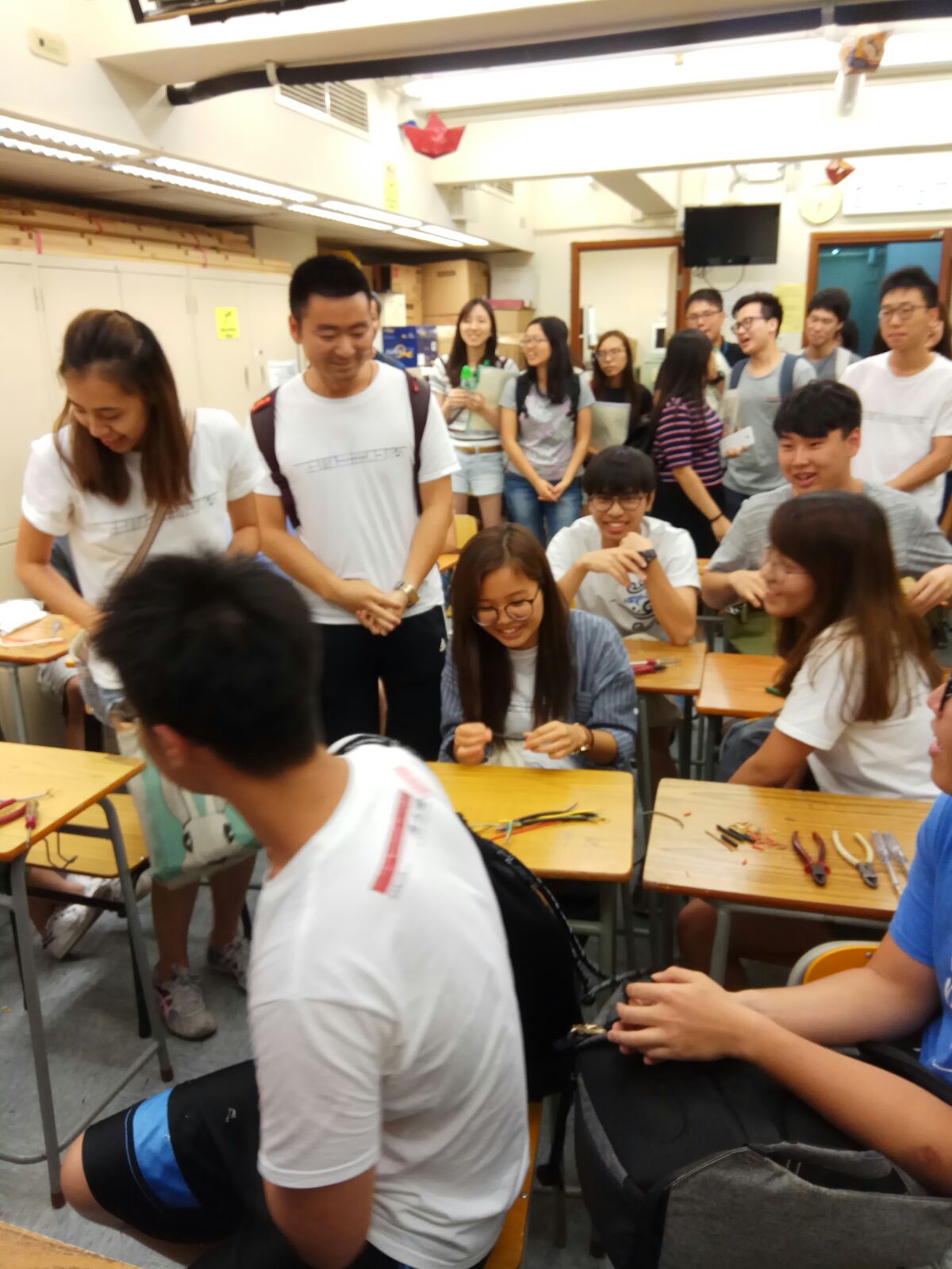 無止橋慈善基金活動，由港九電器工程電業器材職工會和電職社會服務協會合辦。難得共聚一堂合照留念。