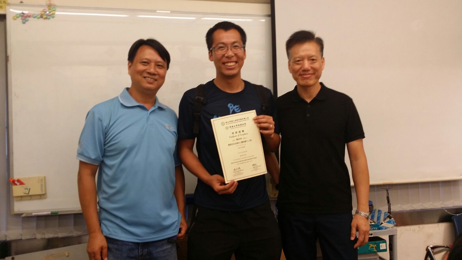 無止橋慈善基金活動，由港九電器工程電業器材職工會和電職社會服務協會合辦。難得共聚一堂合照留念。